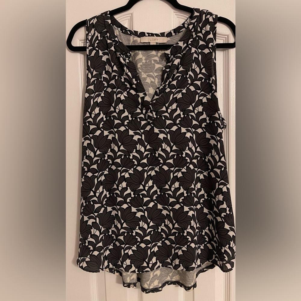 Loft Split Neck Black and White Floral Shell Size Large